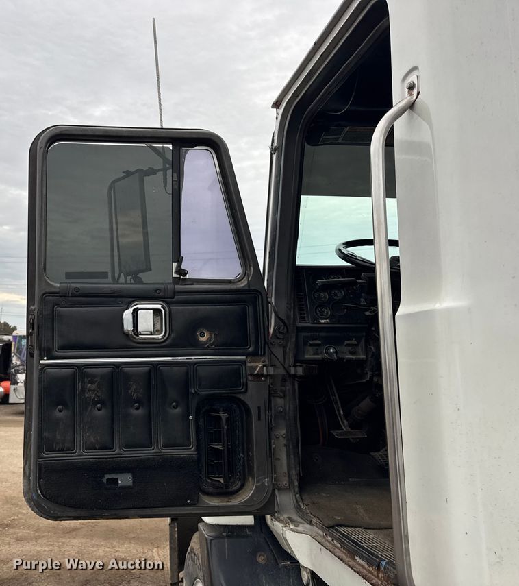 image for item ER0300 1994 Mack CH613 semi truck