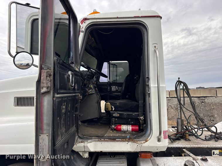 image for item ER0300 1994 Mack CH613 semi truck