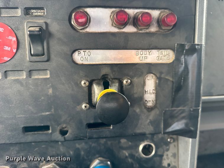 image for item ER0300 1994 Mack CH613 semi truck