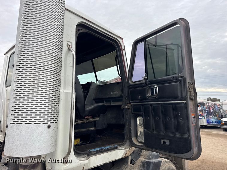 image for item ER0300 1994 Mack CH613 semi truck