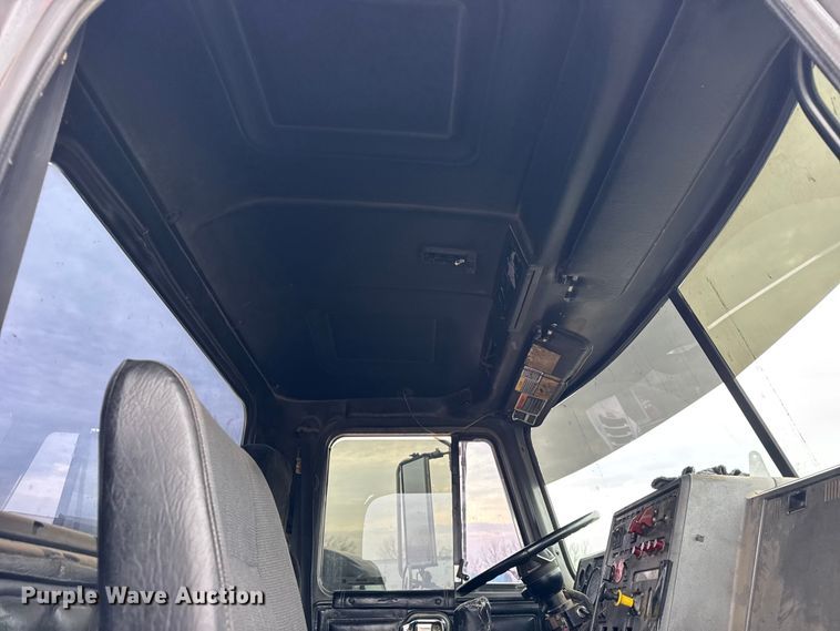 image for item ER0300 1994 Mack CH613 semi truck