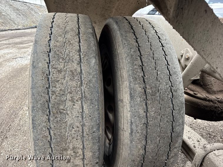 image for item ER0300 1994 Mack CH613 semi truck