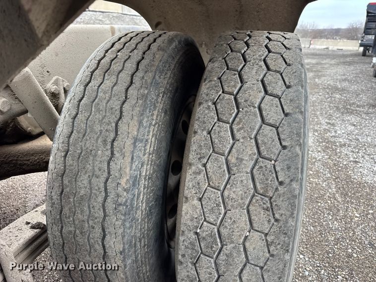 image for item ER0300 1994 Mack CH613 semi truck