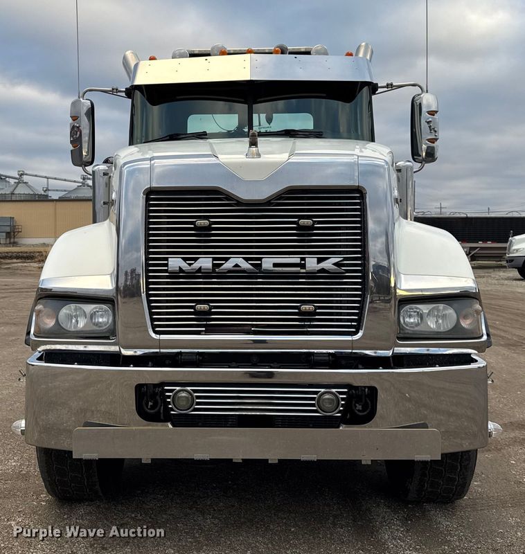 image for item ER0390 2012 Mack TD713  semi truck