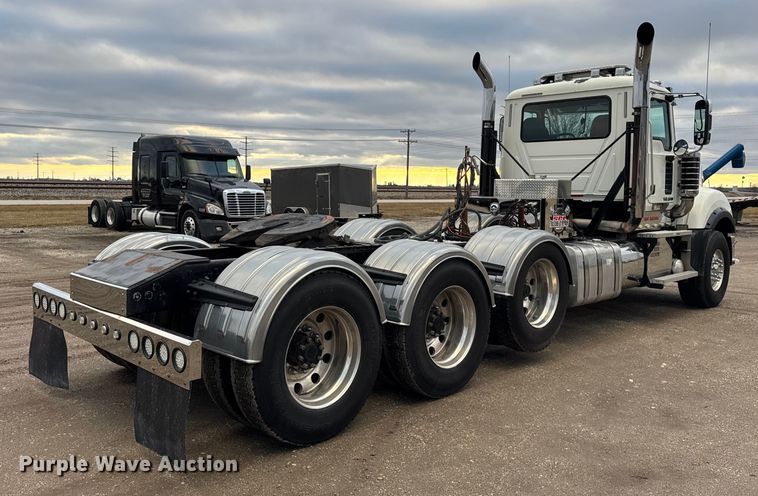 image for item ER0390 2012 Mack TD713  semi truck