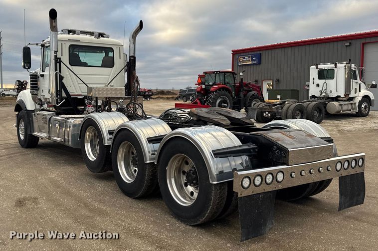 image for item ER0390 2012 Mack TD713  semi truck