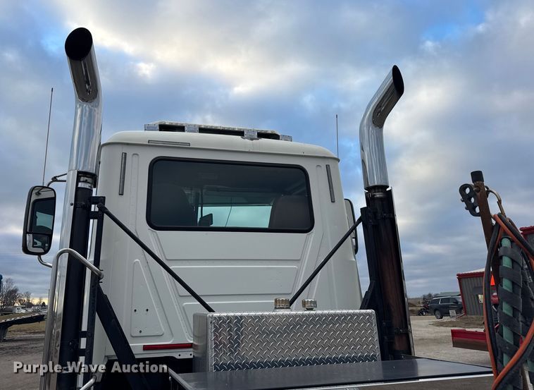 image for item ER0390 2012 Mack TD713  semi truck