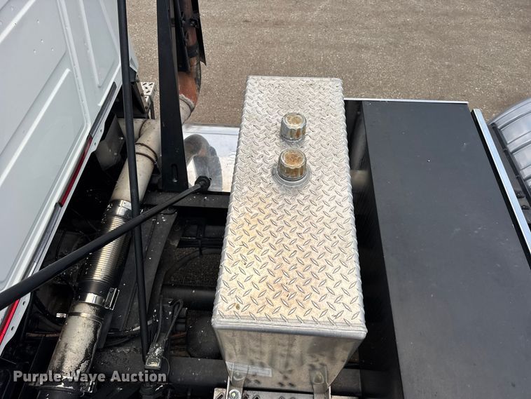 image for item ER0390 2012 Mack TD713  semi truck