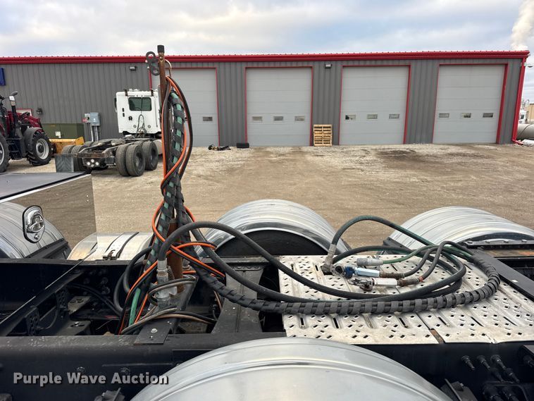 image for item ER0390 2012 Mack TD713  semi truck