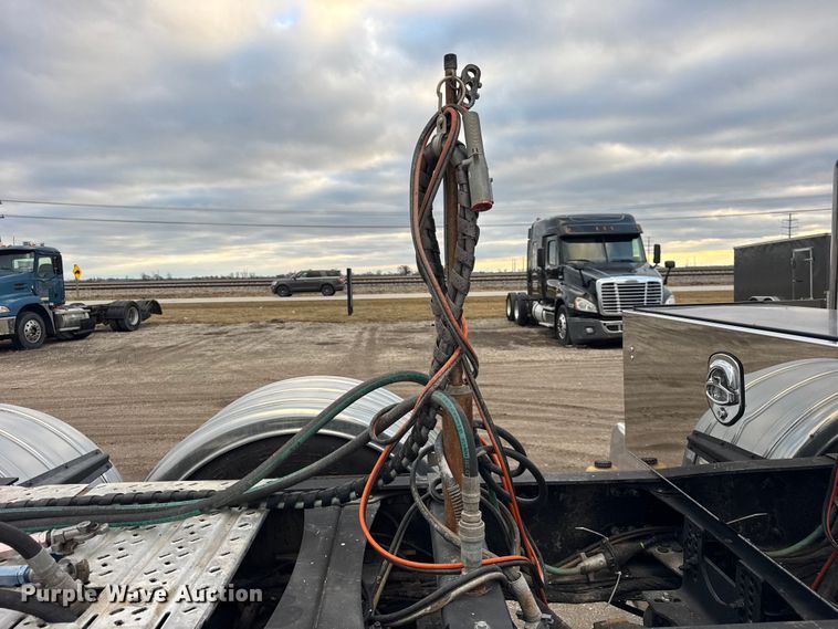 image for item ER0390 2012 Mack TD713  semi truck