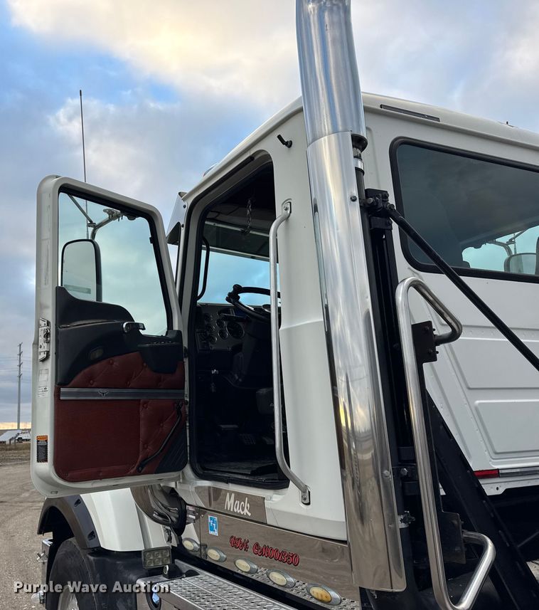 image for item ER0390 2012 Mack TD713  semi truck