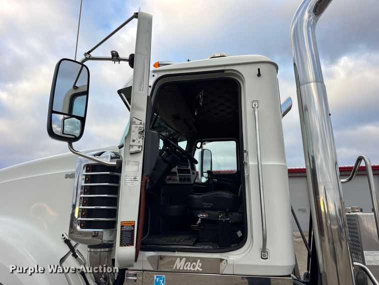 image for item ER0390 2012 Mack TD713  semi truck