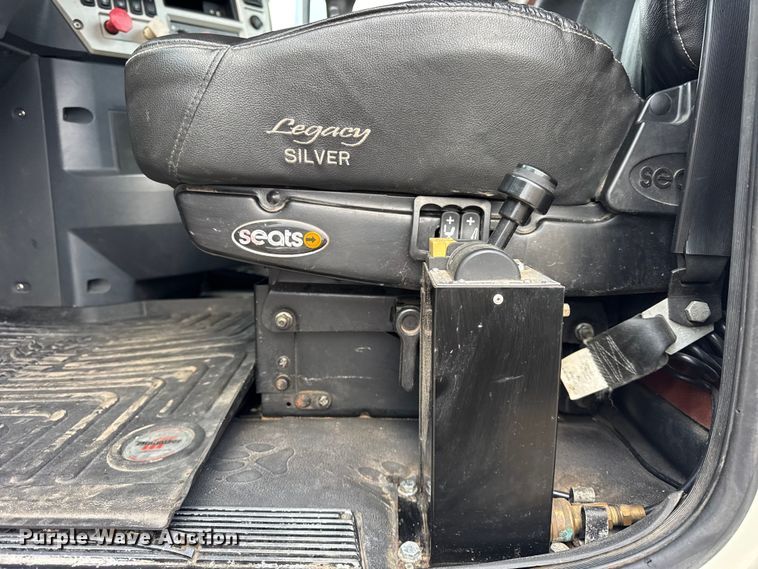 image for item ER0390 2012 Mack TD713  semi truck