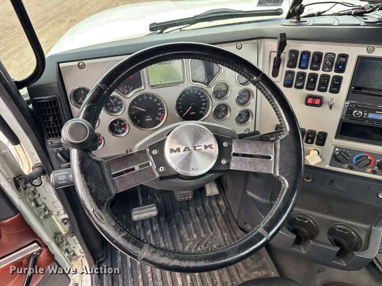 image for item ER0390 2012 Mack TD713  semi truck