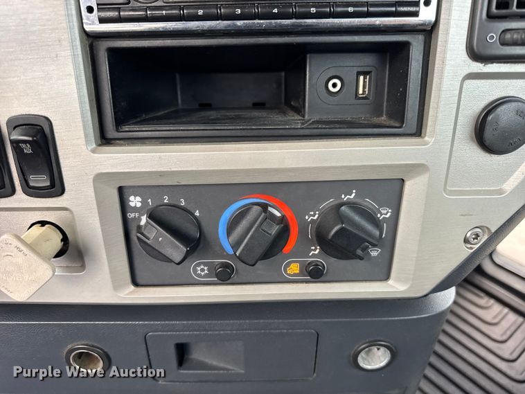 image for item ER0390 2012 Mack TD713  semi truck