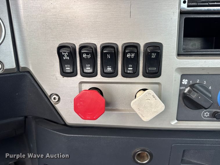 image for item ER0390 2012 Mack TD713  semi truck