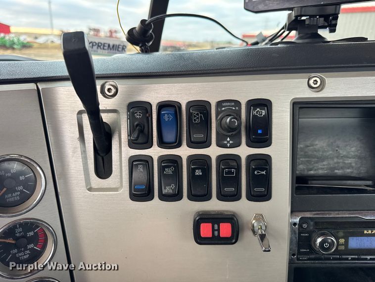 image for item ER0390 2012 Mack TD713  semi truck