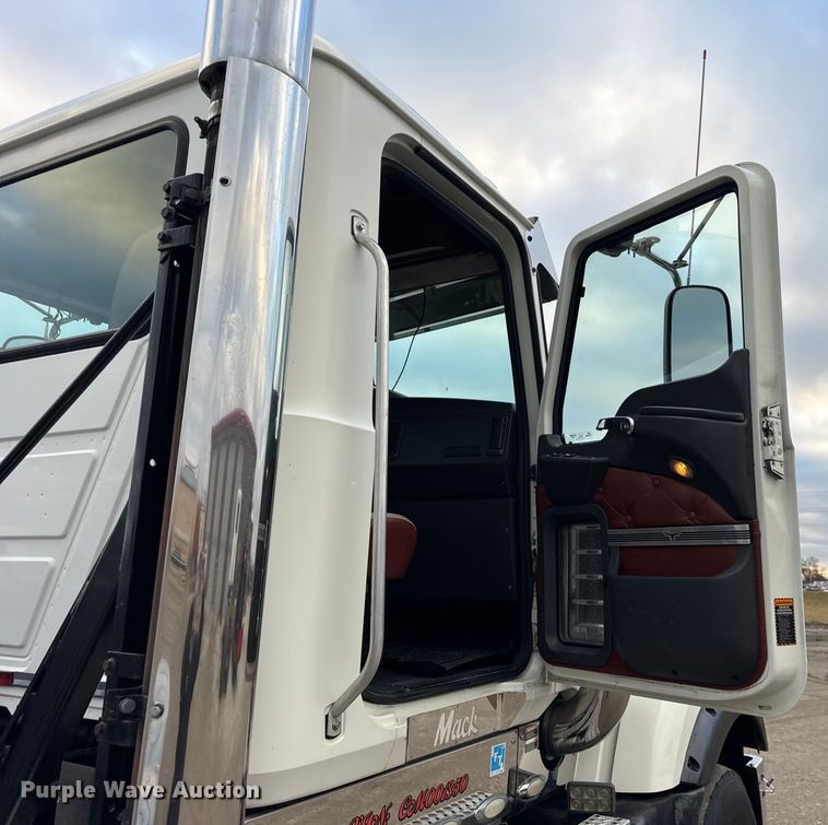 image for item ER0390 2012 Mack TD713  semi truck