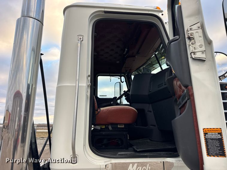 image for item ER0390 2012 Mack TD713  semi truck