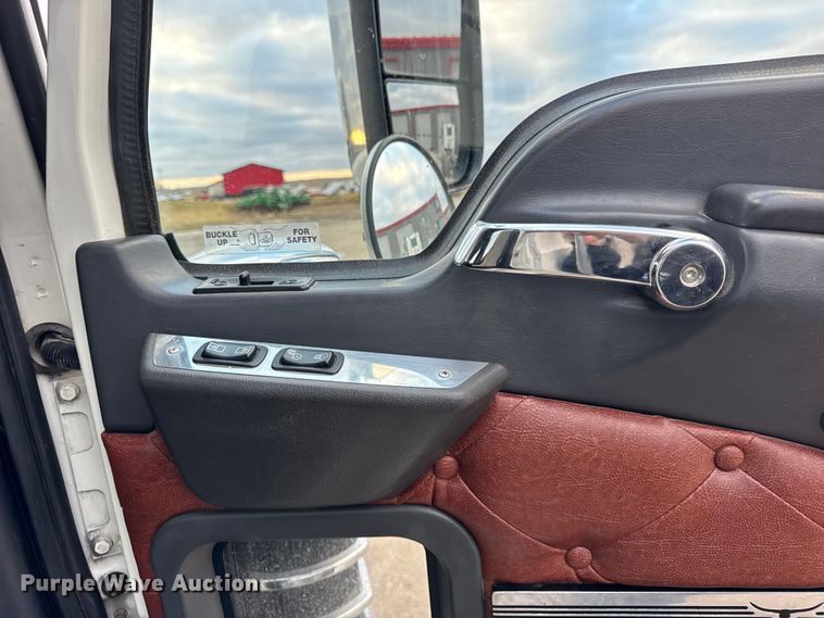 image for item ER0390 2012 Mack TD713  semi truck