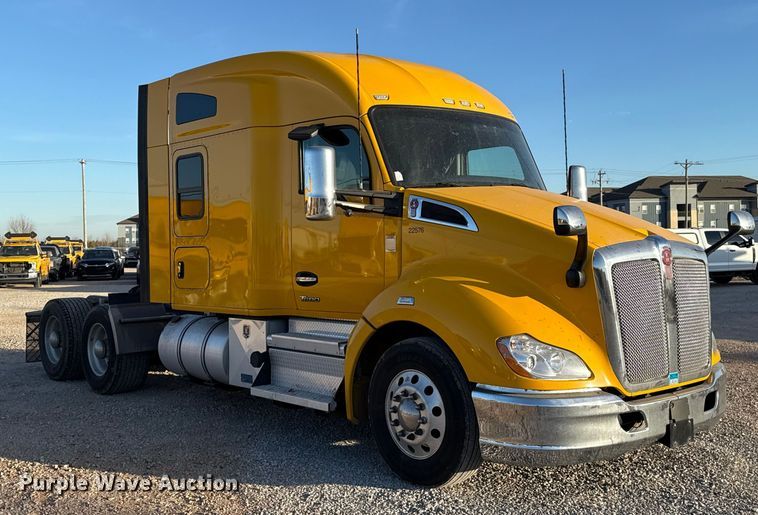 image for item ES5598 2022 Kenworth T680 semi truck