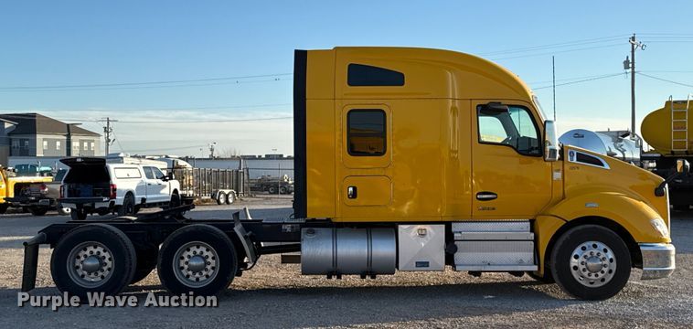 image for item ES5598 2022 Kenworth T680 semi truck