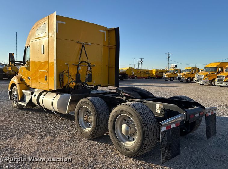 image for item ES5598 2022 Kenworth T680 semi truck