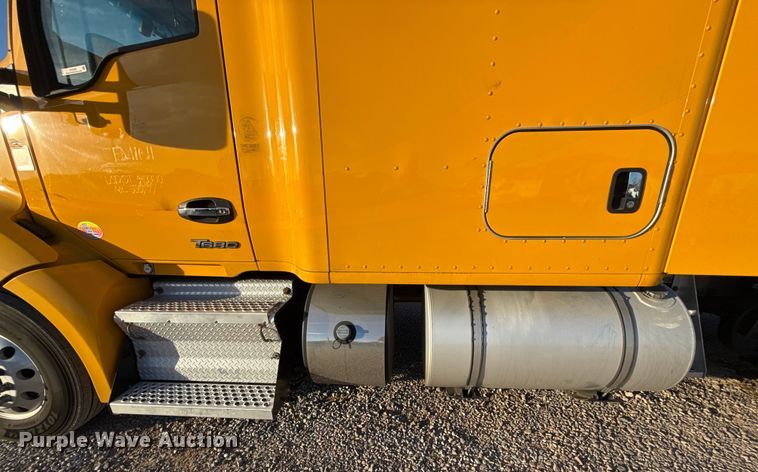 image for item ES5598 2022 Kenworth T680 semi truck