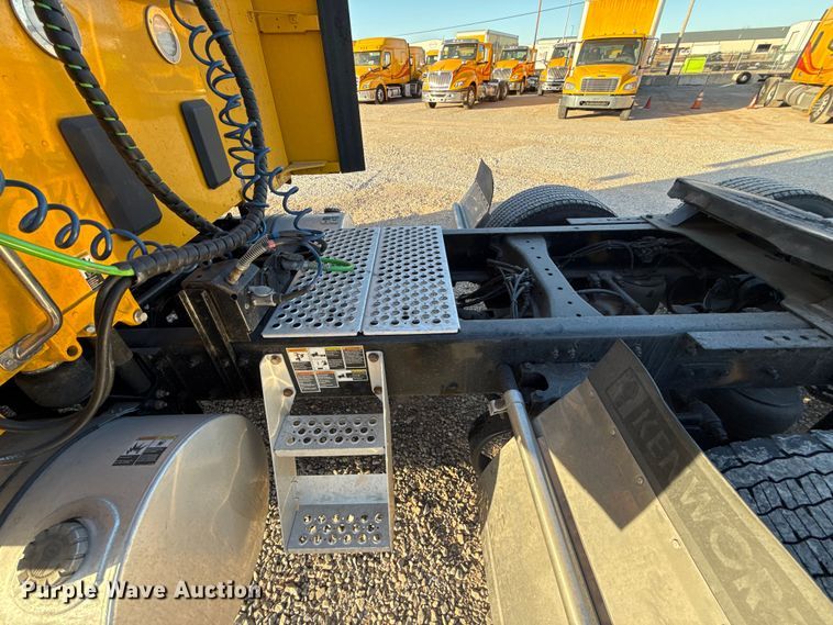 image for item ES5598 2022 Kenworth T680 semi truck