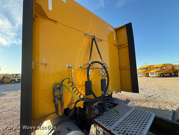 image for item ES5598 2022 Kenworth T680 semi truck