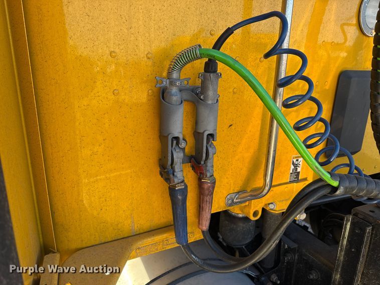 image for item ES5598 2022 Kenworth T680 semi truck