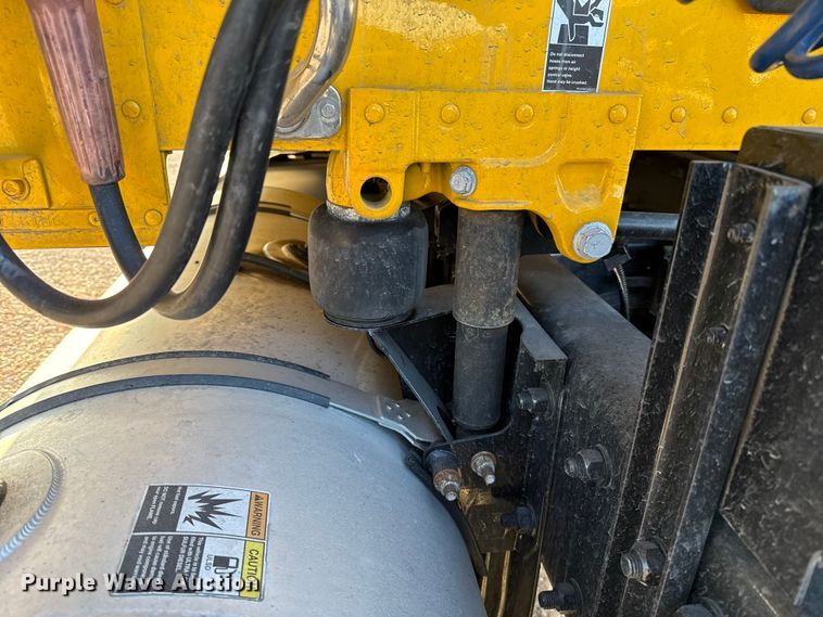 image for item ES5598 2022 Kenworth T680 semi truck