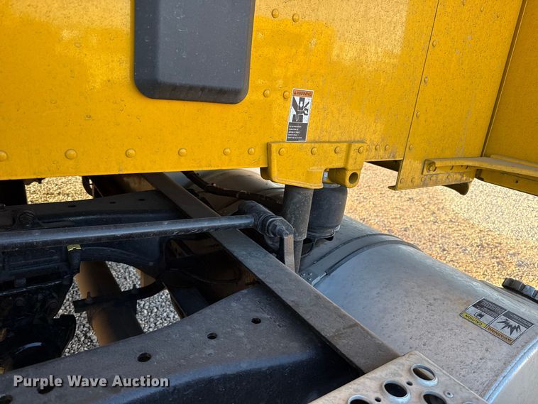 image for item ES5598 2022 Kenworth T680 semi truck