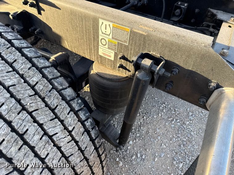 image for item ES5598 2022 Kenworth T680 semi truck