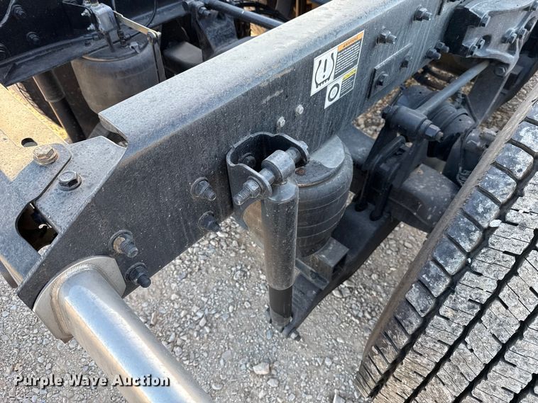 image for item ES5598 2022 Kenworth T680 semi truck