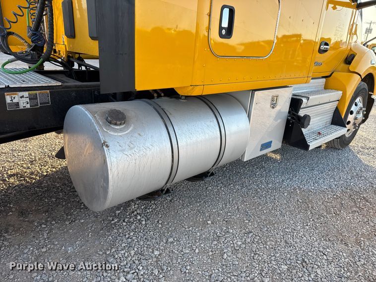 image for item ES5598 2022 Kenworth T680 semi truck