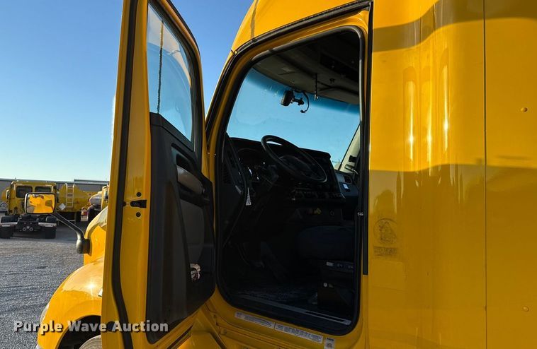 image for item ES5598 2022 Kenworth T680 semi truck