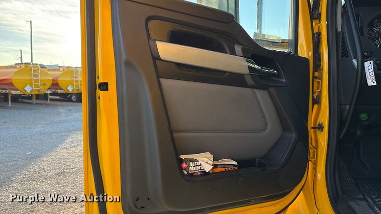 image for item ES5598 2022 Kenworth T680 semi truck