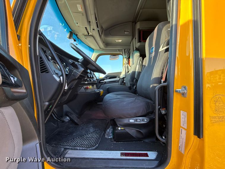 image for item ES5598 2022 Kenworth T680 semi truck