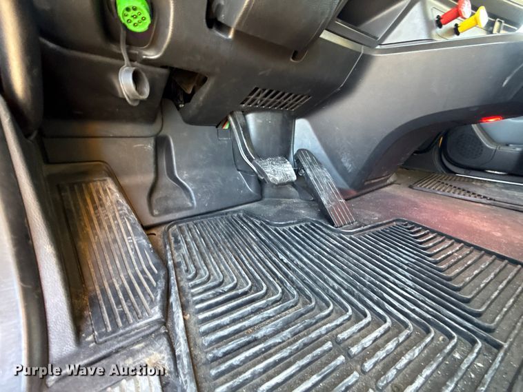 image for item ES5598 2022 Kenworth T680 semi truck