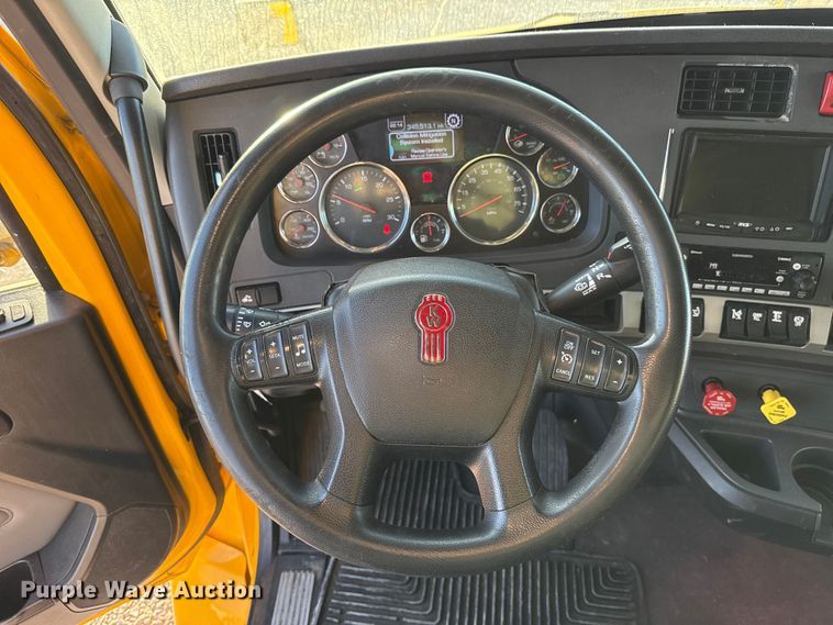 image for item ES5598 2022 Kenworth T680 semi truck