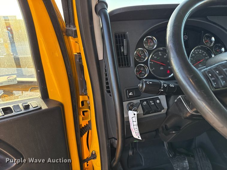 image for item ES5598 2022 Kenworth T680 semi truck