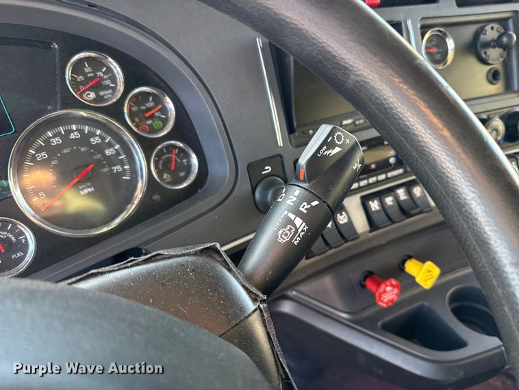 image for item ES5598 2022 Kenworth T680 semi truck