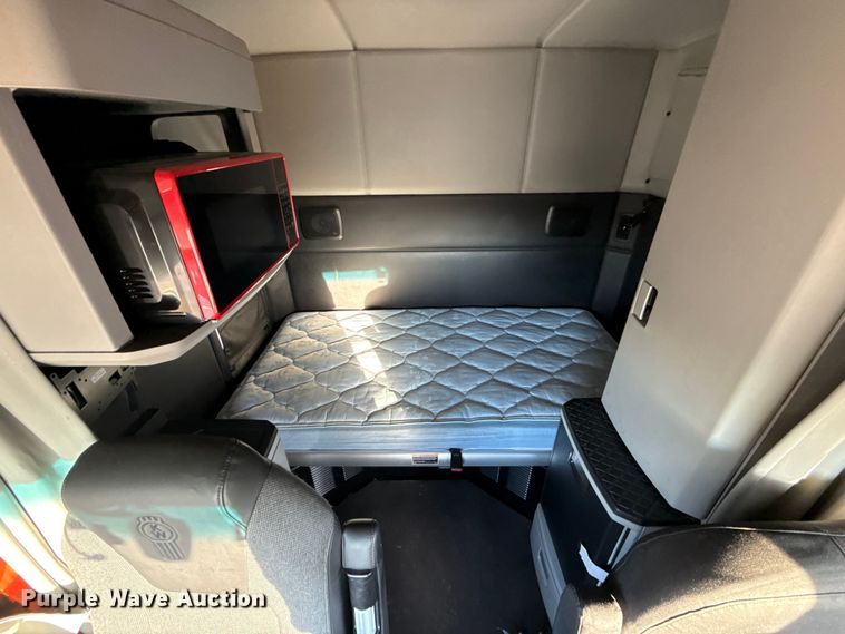 image for item ES5598 2022 Kenworth T680 semi truck