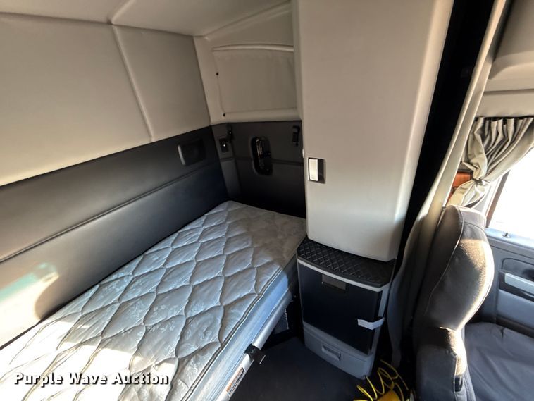 image for item ES5598 2022 Kenworth T680 semi truck