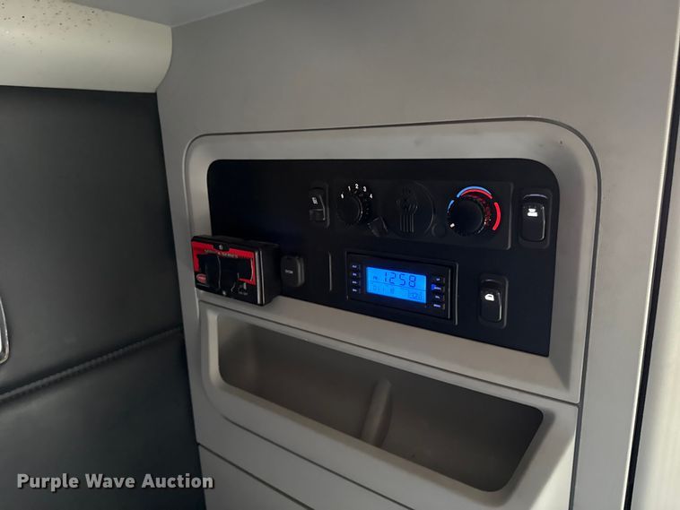 image for item ES5598 2022 Kenworth T680 semi truck