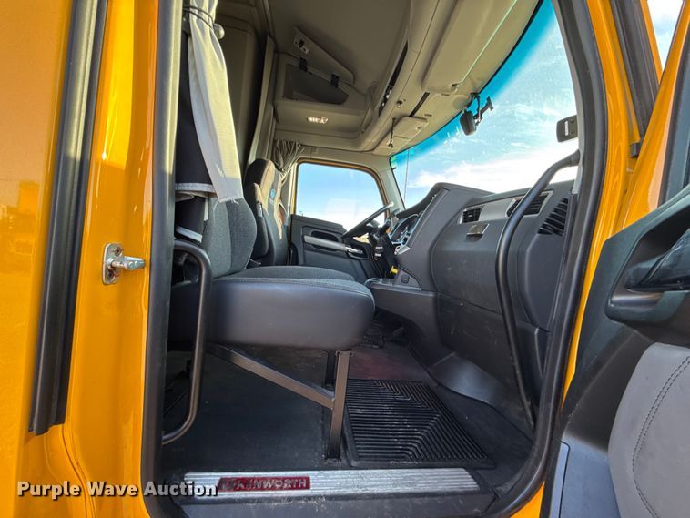 image for item ES5598 2022 Kenworth T680 semi truck