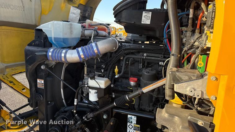 image for item ES5598 2022 Kenworth T680 semi truck