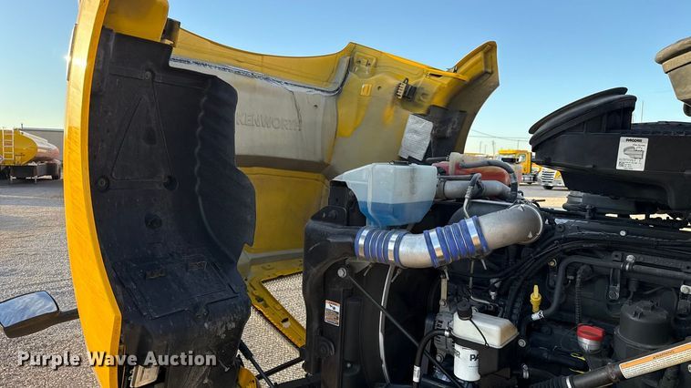 image for item ES5598 2022 Kenworth T680 semi truck