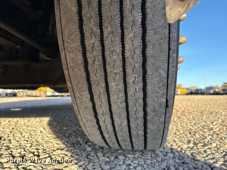 image for item ES5598 2022 Kenworth T680 semi truck